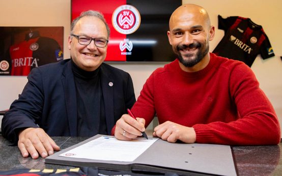 Mohamed Amsif und Nico Schäfer bei der Vertragsunterzeichnung
