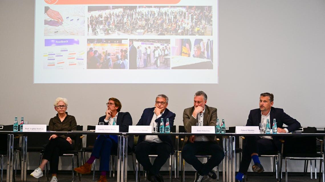 Professorin Sophie Wolfrum, Amtsleiter Camillo Huber-Braun, Oberbürgermeister Gert-Uwe Mende, Planungsreferent Sven Kötschau und SEG-Geschäftsführer Roland Stöcklin.