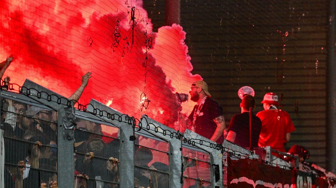 Pyrotechnik, Gewalt und Vandalismus auf dem Sportplatz