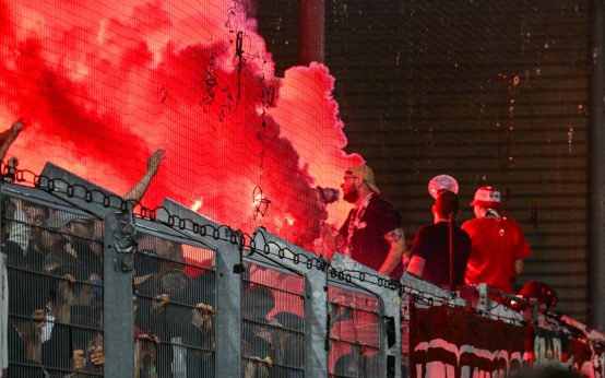 Pyrotechnik, Gewalt und Vandalismus auf dem Sportplatz
