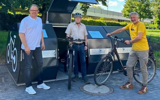 Bürgermeister Patrick Kunkel, Verkehrsdezernent und Erster Stadtrat Hans-Walter Pnischeck und Thomas Merkes vom Fachbereich Energie, Mobilität, Umwelt der Stadt Eltville freuen sich über das neue Angebot für Radfahrende