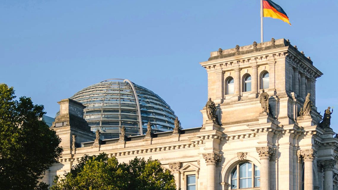 Reichstag Berlin, Symbol für Konjunktur und Handelszahlen in Deutschland.