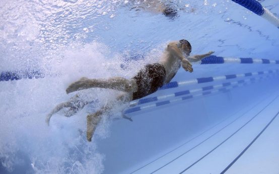 Mann krault im Schwimmbecken