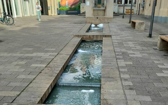 Seifenblasenkünstler in der Innenstadt verunreinigen Brunnen.
