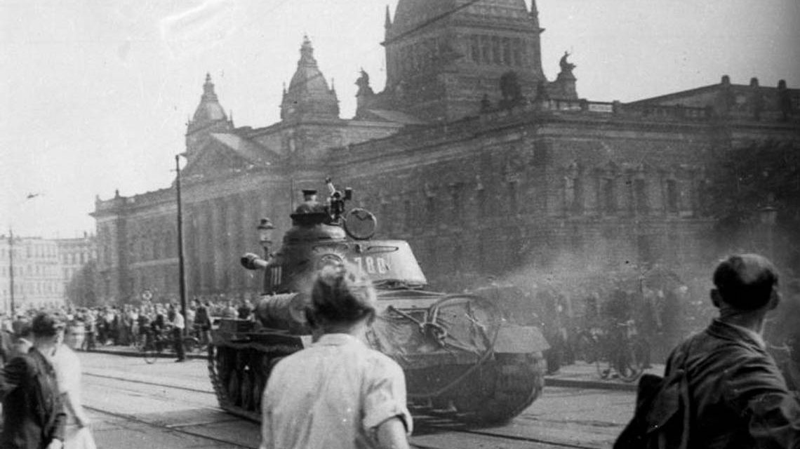 Panzer rollt durch Berlin