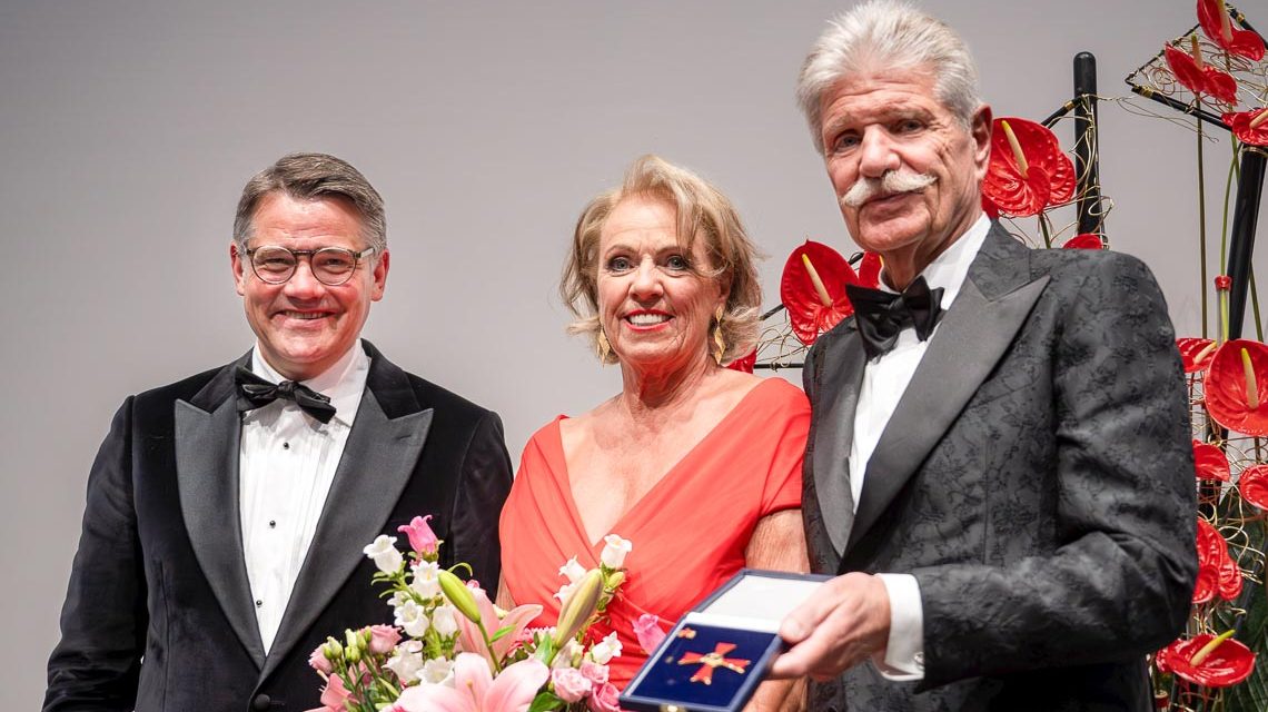 inisterpräsident Boris Rhein überreicht Sonja und Reinhard Ernst das Bundesverdienstkreuz. © Hessische Staatskanzlei