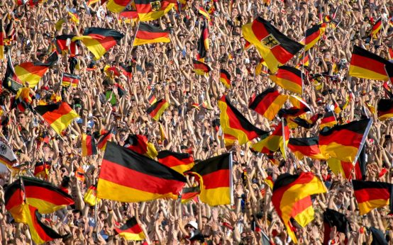 Volles Stadion, Deutsche Fahnen, deutscher Fanblock