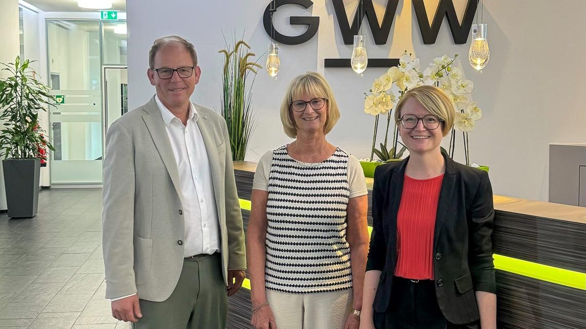 Thomas Keller, Frau Meute und Dr. Patricia Becher im Foyer der GWW.