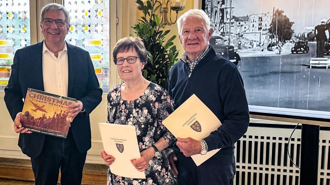 Oberbürgermeister Gert-Uwe Mende, Marianne Breuer und John C. Marshall