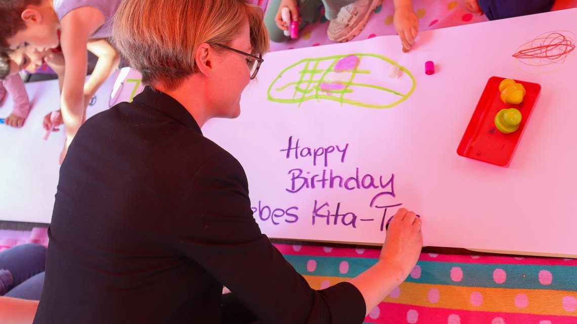 Dr. Patricia Becher schreibt Glückwünsche für die 14 Kitas. ©2024 LH Wiesbaden