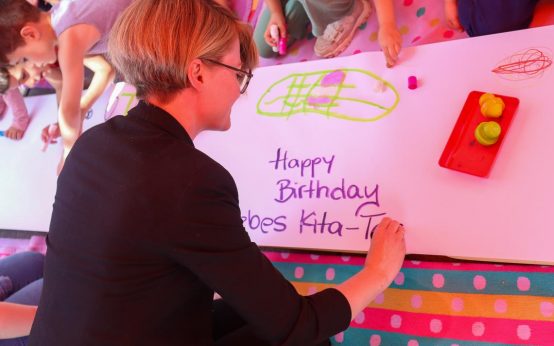 Dr. Patricia Becher schreibt Glückwünsche für die 14 Kitas. ©2024 LH Wiesbaden