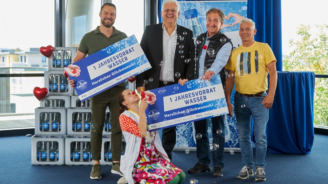 Ein Jahresvorrat Wasser für die Clowndoktoren und für das Zwerg Nase Zentrum