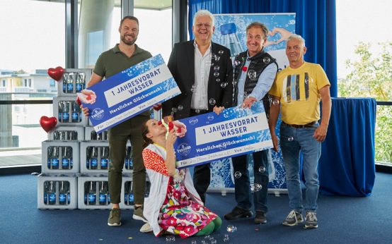 Ein Jahresvorrat Wasser für die Clowndoktoren und für das Zwerg Nase Zentrum