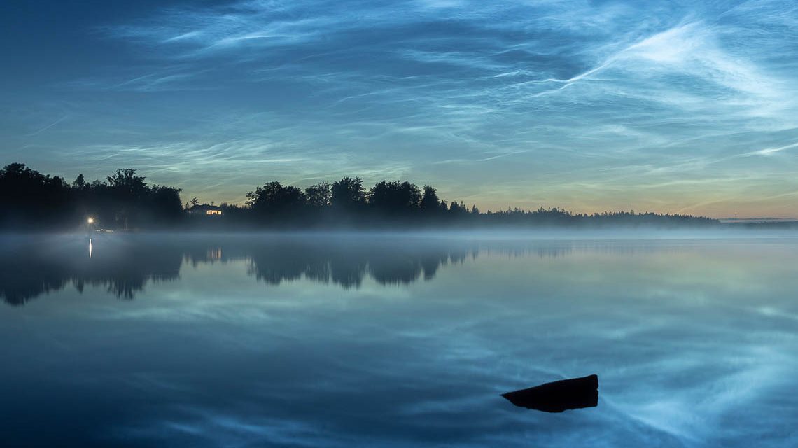 Foto – Bei Leuchtenden Nachtwolken handelt es sich um Eiswolkenschleier in rund 80 Kilometern Höhe. Im Gegensatz zu Wolken in tieferen Luftschichten werden die Eiskristalle weiter oben nachts noch von der Sonne angestrahlt. ©2024 Shutterstock