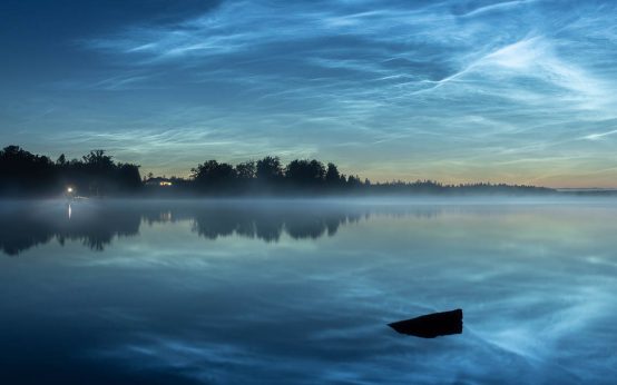 Foto – Bei Leuchtenden Nachtwolken handelt es sich um Eiswolkenschleier in rund 80 Kilometern Höhe. Im Gegensatz zu Wolken in tieferen Luftschichten werden die Eiskristalle weiter oben nachts noch von der Sonne angestrahlt. ©2024 Shutterstock