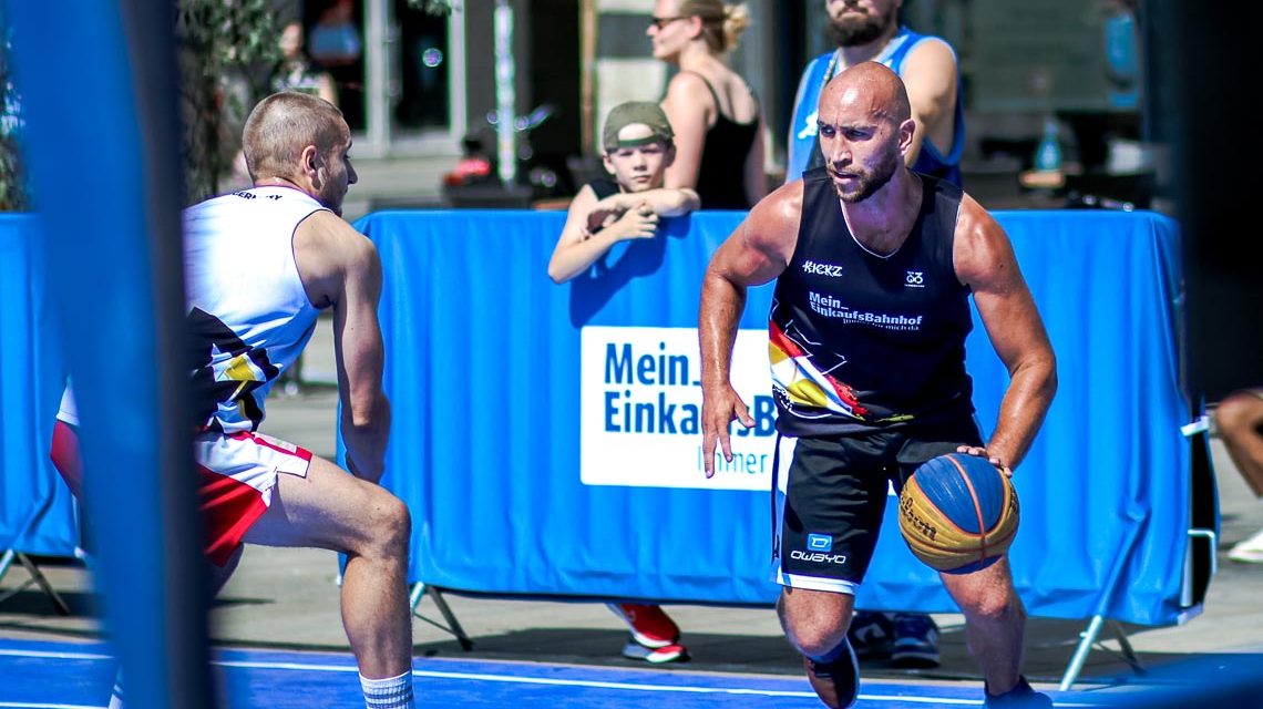 Basketballspieler auf dem Feld beim Basketball-Turnier.