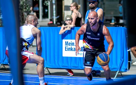 Basketballspieler auf dem Feld beim Basketball-Turnier.