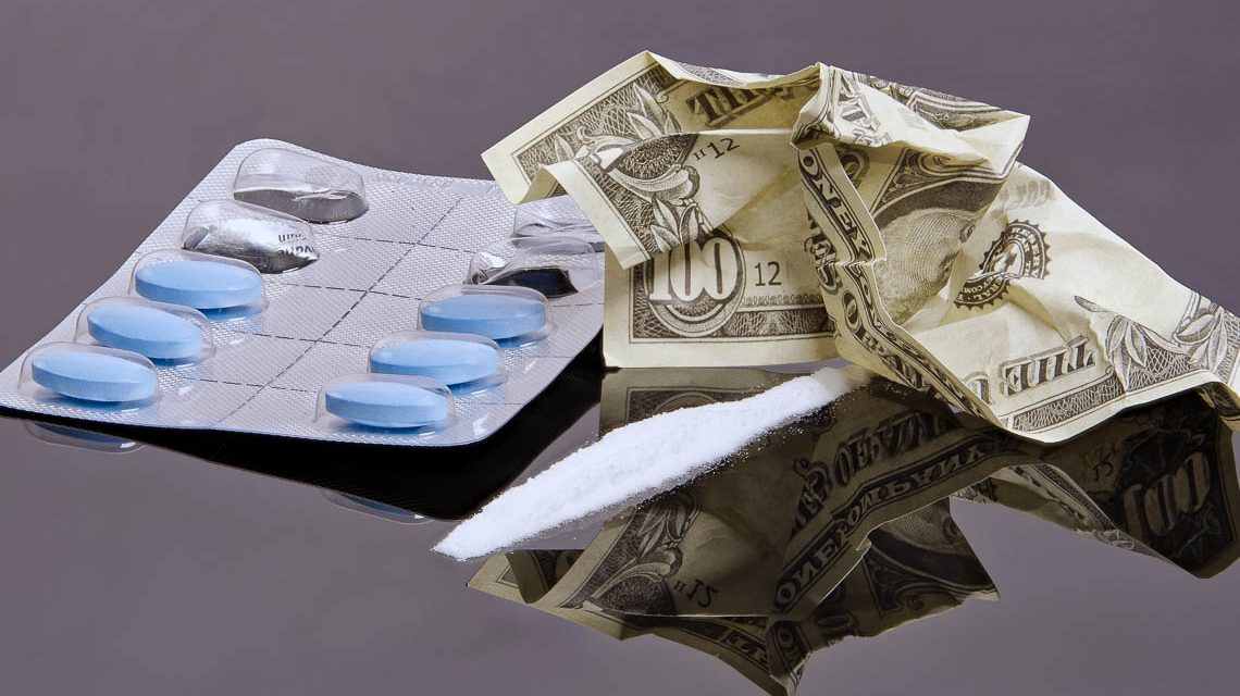 Tabletten, Kokain, Geld, Drogen Rauschgilft auf einem Tisch.