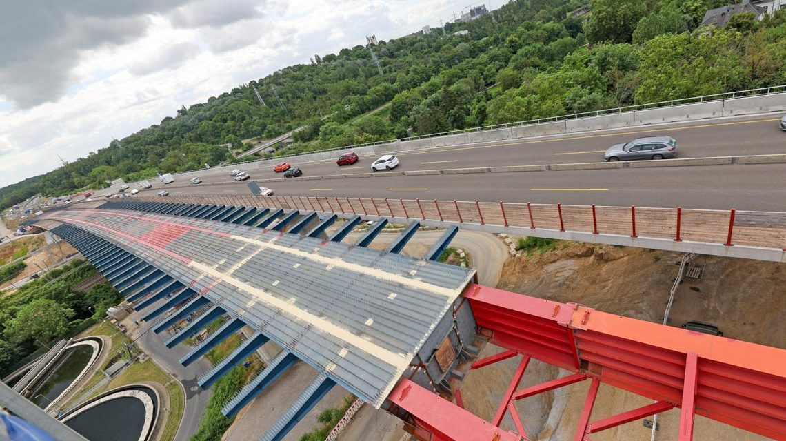 Die Salzbachtalbrücke letzter Verschub