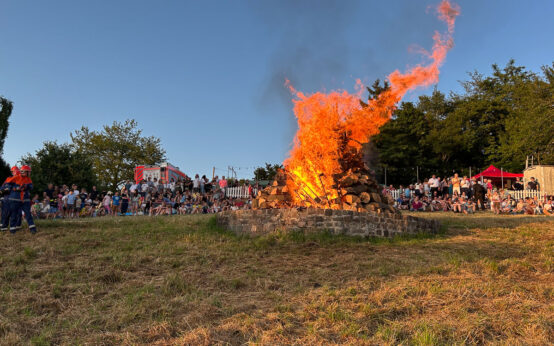 Sonnenwendfeuer auf der Segelflugwiese in Wiesbaden Sonnenberg.
