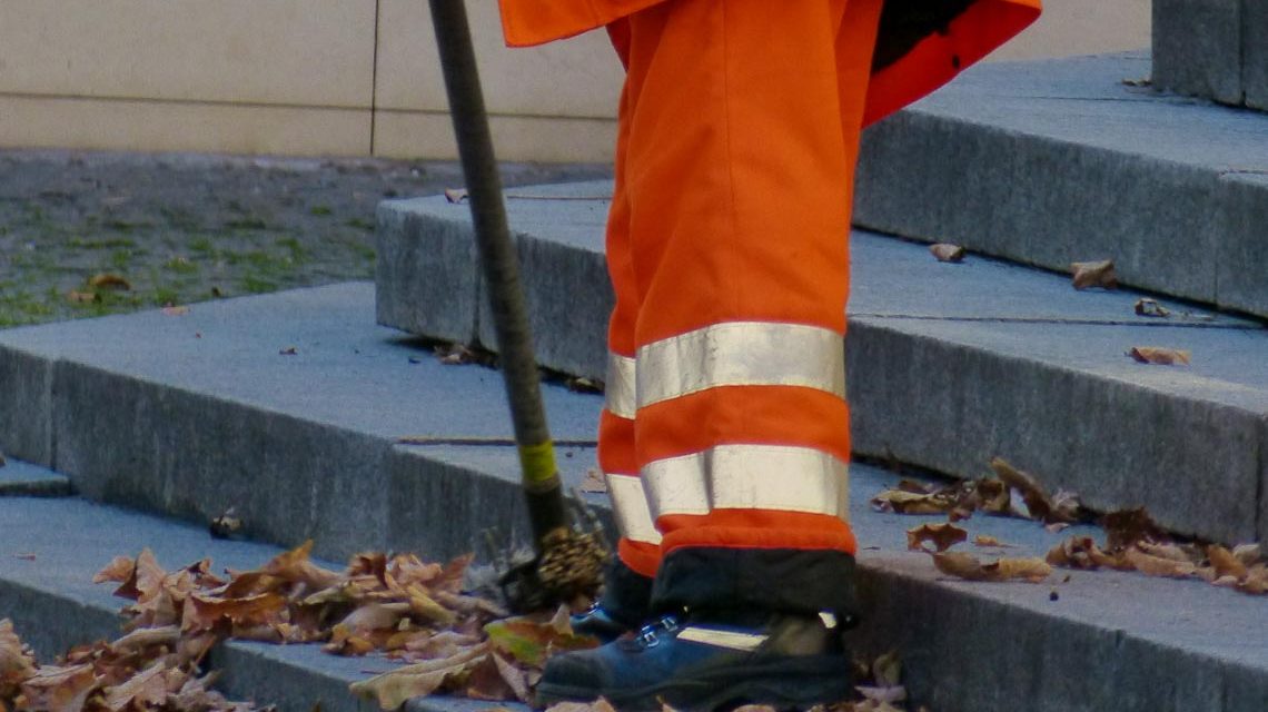 Straßenreinigung, Mit Präzision und Teamgeist: ELW-Mitarbeitende reinigen das Theatrium-Gelände noch vor Sonnenaufgang