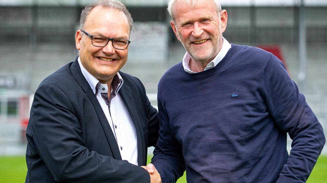 Nico Schäfer und Uwe Störer reichen sich die Hand.