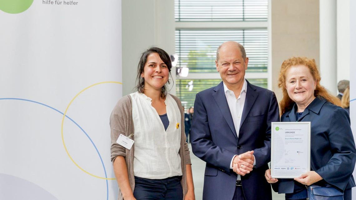 startsocial: Viola Refghi und Gabriele Abshagen (r.) mit Kanzler Scholz.