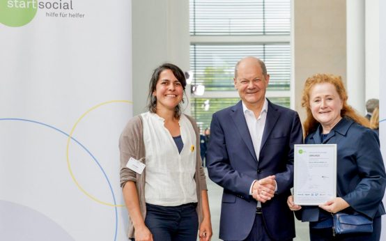 startsocial: Viola Refghi und Gabriele Abshagen (r.) mit Kanzler Scholz.