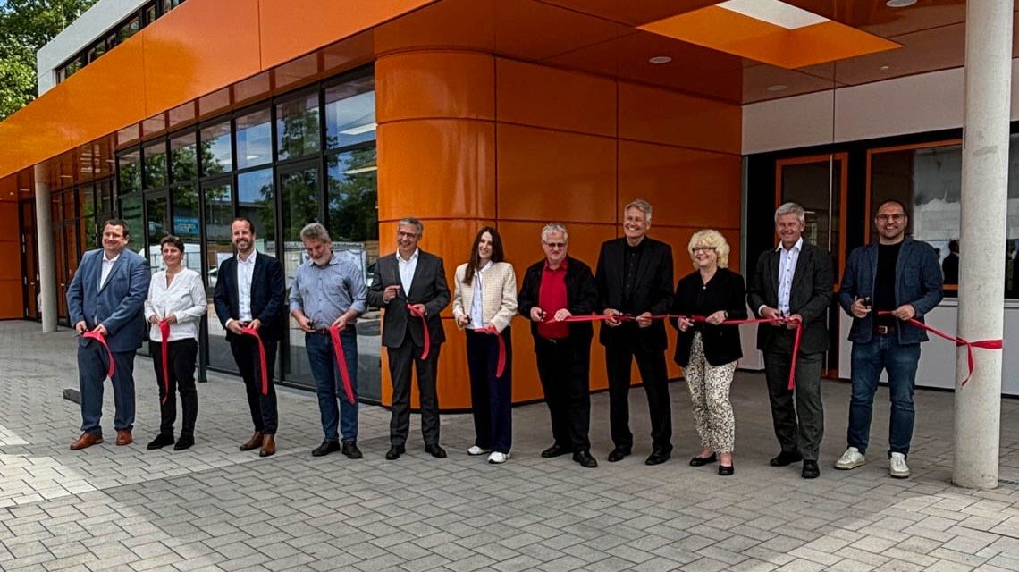 Oberbürgermeister Gert-Uwe Mende und Orndungsdezernentin Maral Koohestanian bei der Eröffnung der Zulassungsstelle,