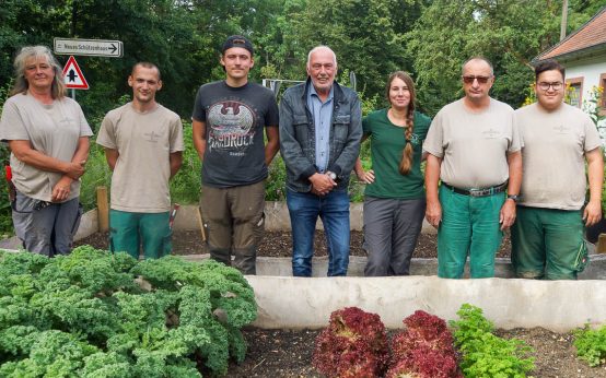 Bauerngarten der Fasanerie, im Bild von links nach rechts: Michaela Uhlich, Justin Hirsch, Niklas Dengel, Wolfgang Krause, Elisabeth Schüller, Peter Riese, Resit Aktas, Arie Mai. ©2024 LH Wiesbaden