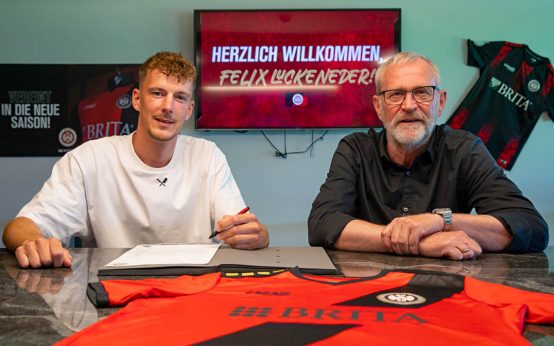 Felix Luckeneder und UweStöver bei der Vertragsunterzeichnung