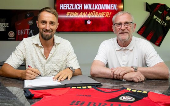 Florin Hübner unterschreibt seien Betrag bei SVWW.