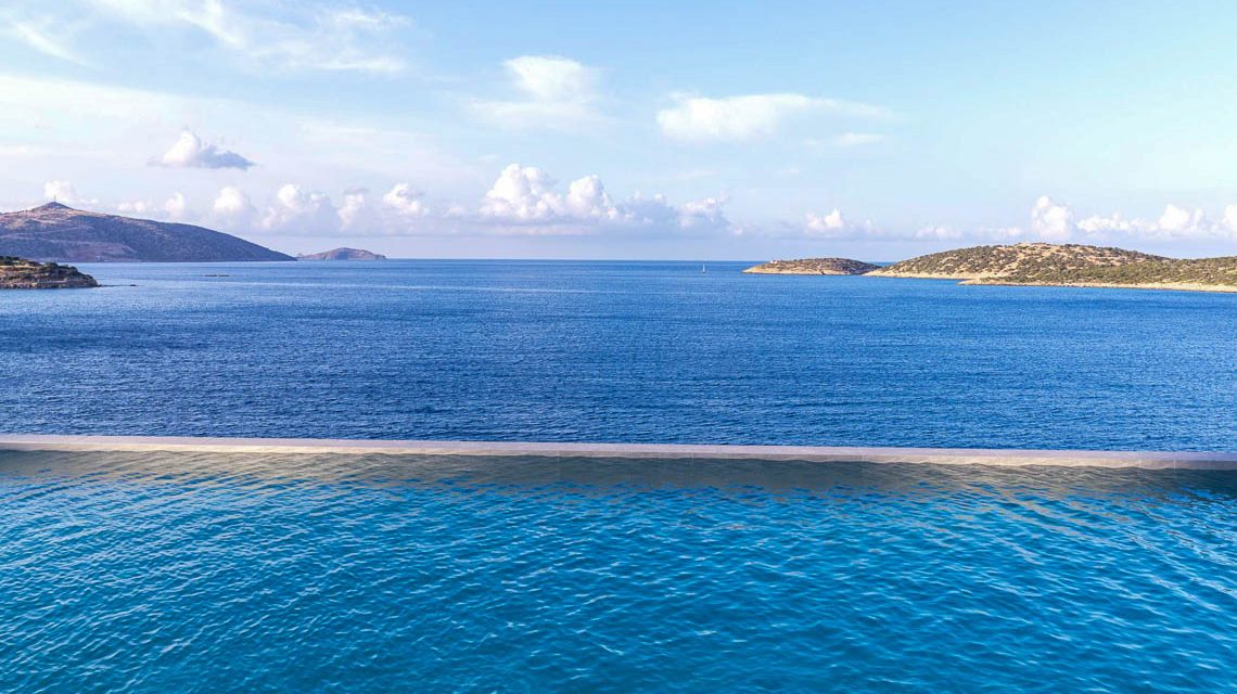 Ein Blick über den Pool auf den Strand am InterContinental Crete.