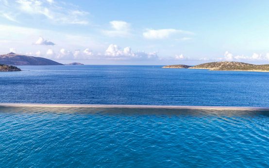 Ein Blick über den Pool auf den Strand am InterContinental Crete.