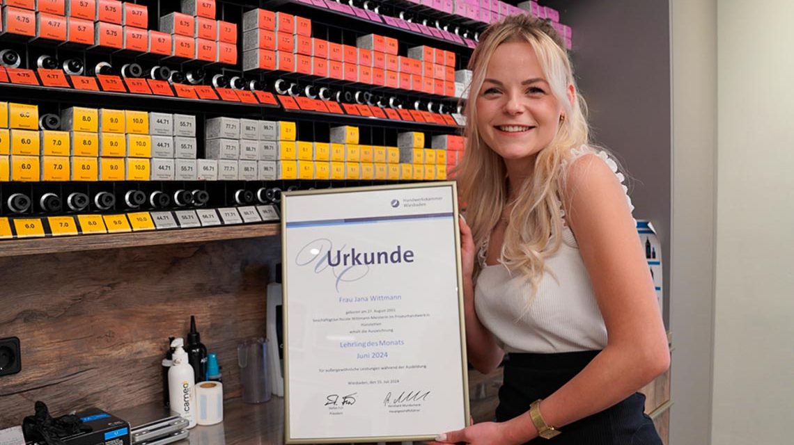 Jana Wittmann im Friseursalon