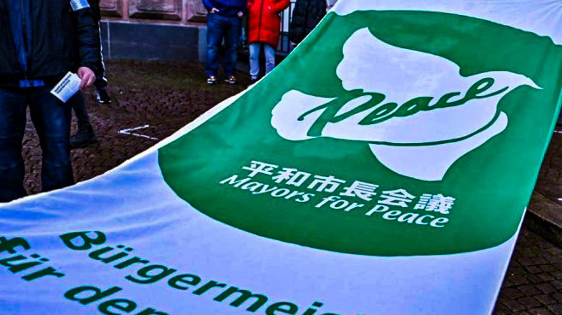 Mayors for Peace Flagge am Rathaus wird gehisst.