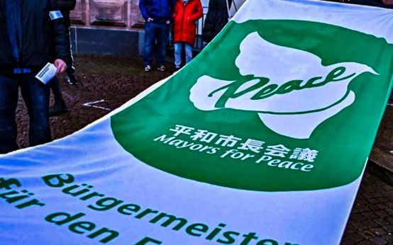 Mayors for Peace Flagge am Rathaus wird gehisst.