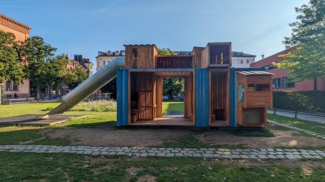Mobiles Spielgerät auf dem Schlossplatz.