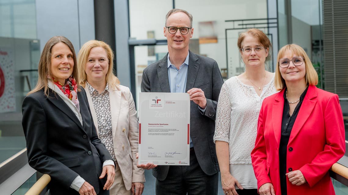 Nassauische Sparkasse; Anja Siehoff (Gleichstellungsbeauftragte), Alexandra von Dziegielewski (Personalleiterin), Marcus Nähser, Kirsten Gronmeier (Mitarbeiterin Gleichstellungsbeauftragte) und Monika Böcher (Gleichstellungsbeauftragte) (v.l.n.r.).
