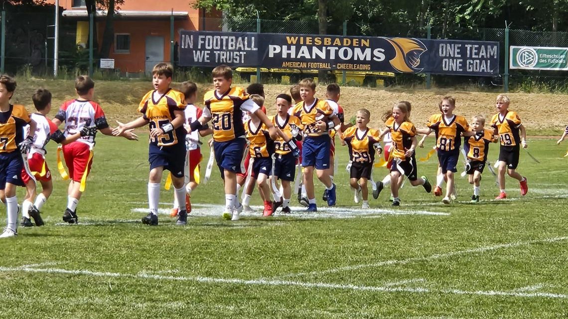Die kleinen der Phantoms laufen auf: die U10-Flaggies.