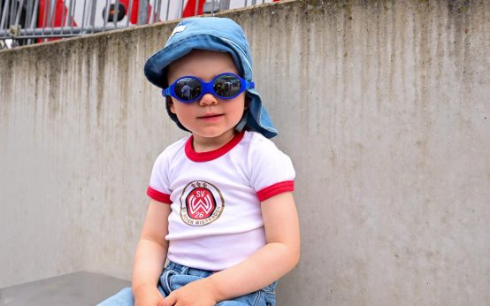 Fan Fest, der kleine steht fest hinter dem SV Wehen Wiesbaden und antwortet mit „ja". Die Frage dazu war: Steigt der SV Wehen Wiesbaden wieder auf?