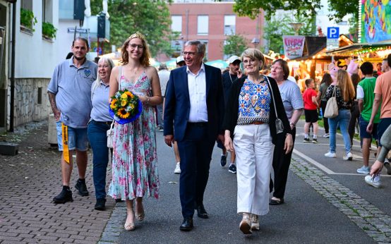Ann-Kathrin Dötsch, Gert-Uwe Mnde mit Frau, Werner Laux beim Gang über die Hafeenpromande.