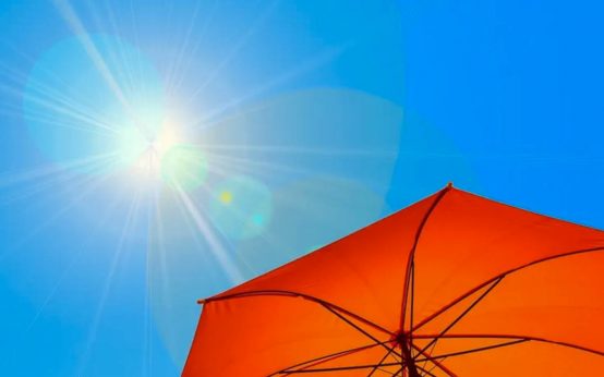 Schirm als Hitzeschutz, Tipps für Senioren.