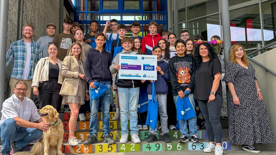 Die Klasse 8b der Hermann-Ehlers-Schule freut sich über den Scheck von Dyckerhoff in Höhe von 500 Euro für den 1. Platz