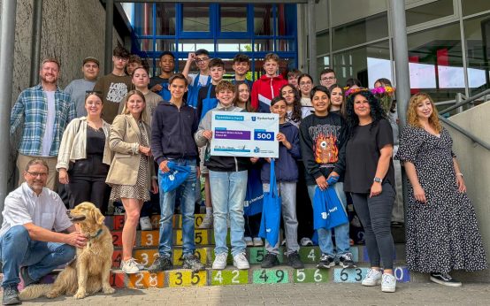 Die Klasse 8b der Hermann-Ehlers-Schule freut sich über den Scheck von Dyckerhoff in Höhe von 500 Euro für den 1. Platz