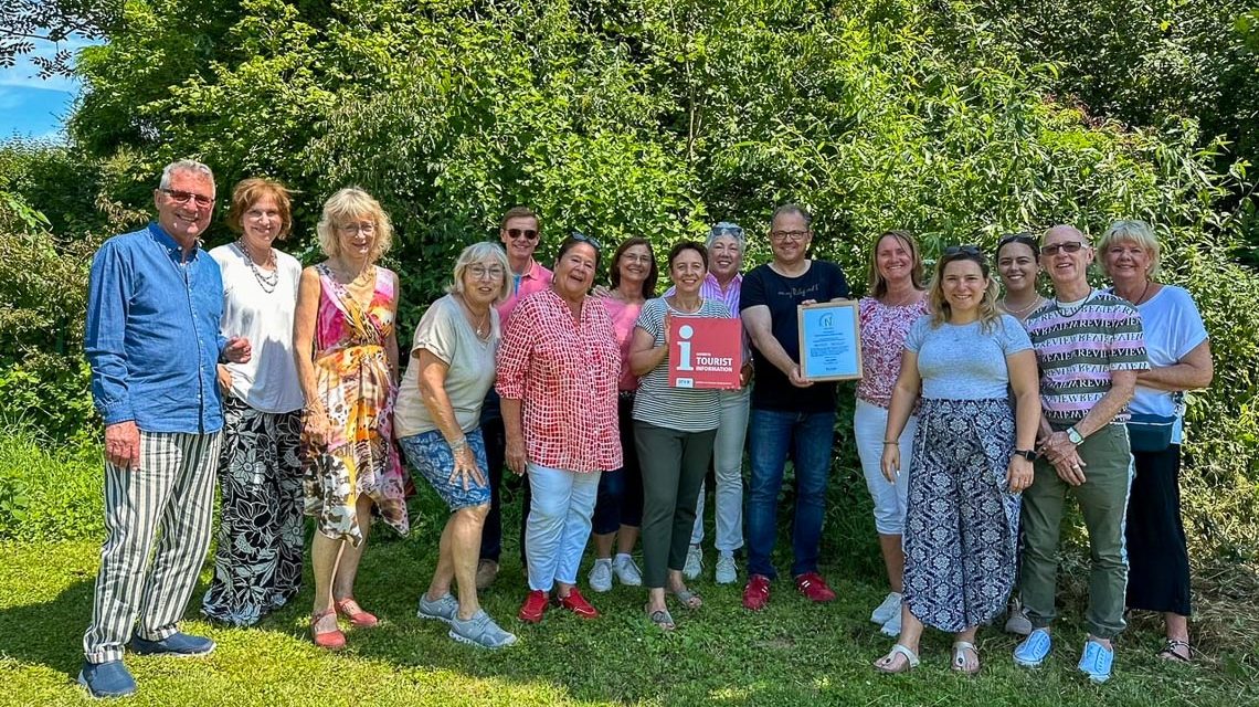 ermeister Patrick Kunkel und Fachbereichsleiterin für Tourismus, Susanne Beier, freuen sich mit dem Team der Tourist-Information über die zwei Auszeichnungen.