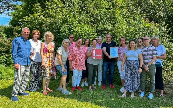 ermeister Patrick Kunkel und Fachbereichsleiterin für Tourismus, Susanne Beier, freuen sich mit dem Team der Tourist-Information über die zwei Auszeichnungen.