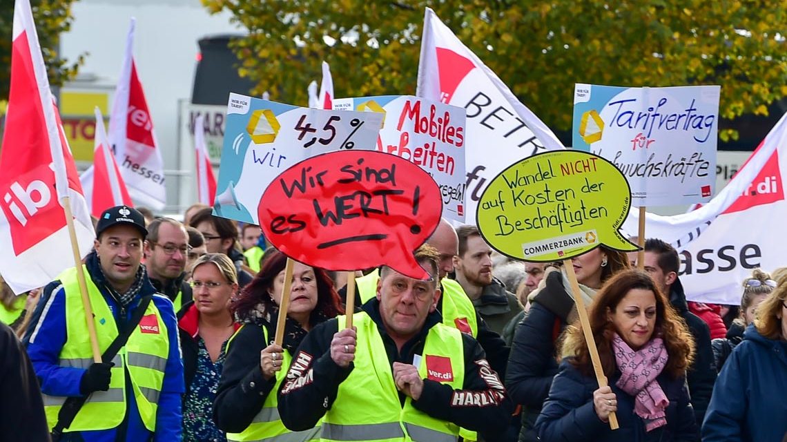 Bankangestellte fordern bessere Arbeitsbedingungen.