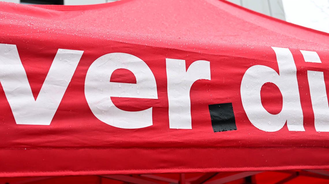 Studierende und Uni-Angestellt gehen auf die Straße. Verdi hat zum Protest aufgerufen.