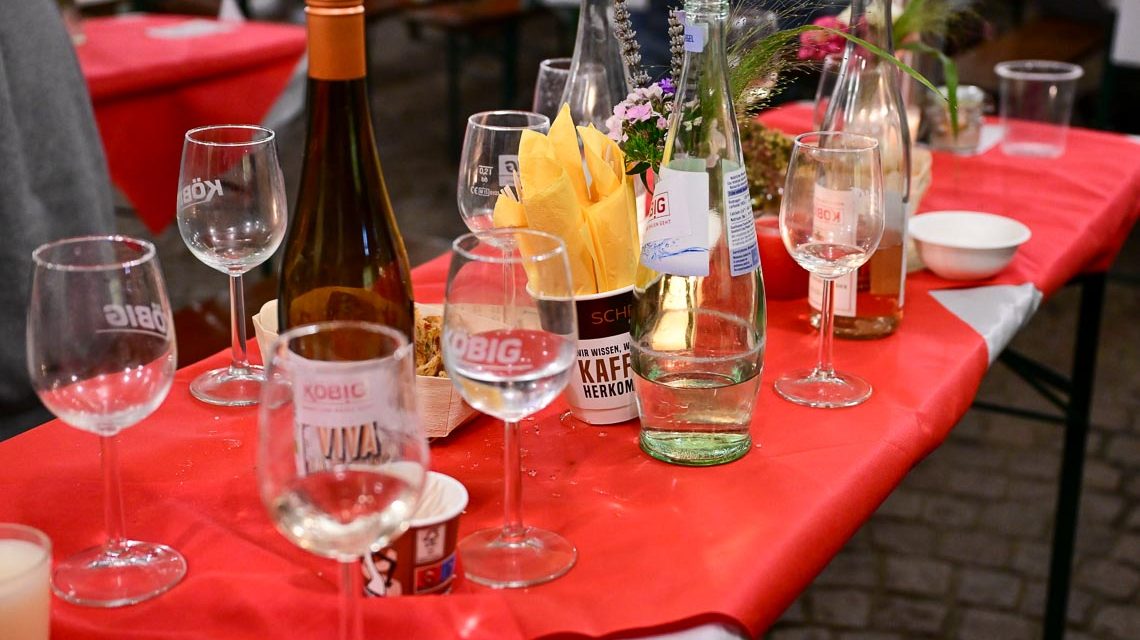 Die Flaschen und Gläser gehen gegen Pfand zurück: Servietten und Pappbecher landen sonstwo. Bei der ELW.